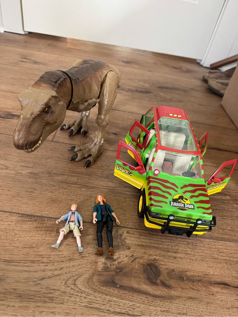 Jurassic Park dinosaur, car and people toys - Picture 4 of 4